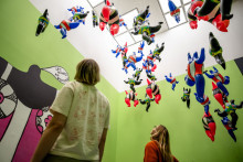 Foto: Blick in die Ausstellung „Niki de Saint Phalle. Dream Machine“, Foto: Andreas Endermann