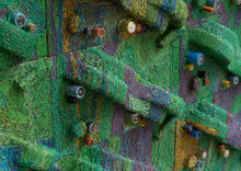 Foto: Elias Sime, Tightrope: Behind the Processor: No. 6, 2022, (Detail), 253 x 400 x 12 cm, Privatsammlung, Foto: Jonathan de Waart, FAA Photography & Design, Courtesy des Künstlers und GRIMM, Amsterdam | London | New York.