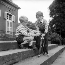 Foto: Carl August Stachelscheid, Werbefoto für die Düsseldorfer Strickwaren GmbH und Kindermoden Münch, 1953, LVR-ZMB, C.A. Stachelscheid