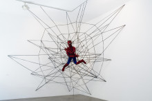 Foto: Patricia Waller o.T. (Spiderman), 2010 Wolle, Füllwatte, Stoff; Häkelarbeit ca. 390 x 440 x 200 cm © Patricia Waller und VG-Bildkunst Bonn, 2024 Courtesy Galerie Deschler, Berlin