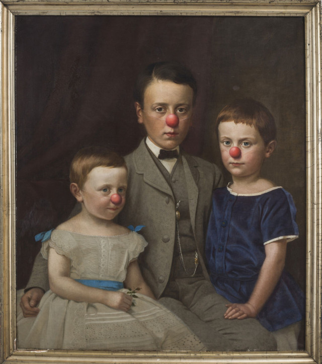 Foto: Hans-Peter Feldmann, Familie mit roten Nasen, undatiert, Öl auf Leinwand, Rahmen, 96 x 84 x 4 cm, Courtesy Galerie Mehdi Chouakri & H.-P.-Feldmann Estate, © 2025 VG Bild-Kunst, Bonn