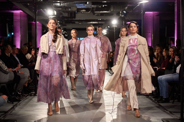 Foto: AMD Graduate Fashionshow 2020, Designerin: Yina Ren, (c) Gregor Kaluza