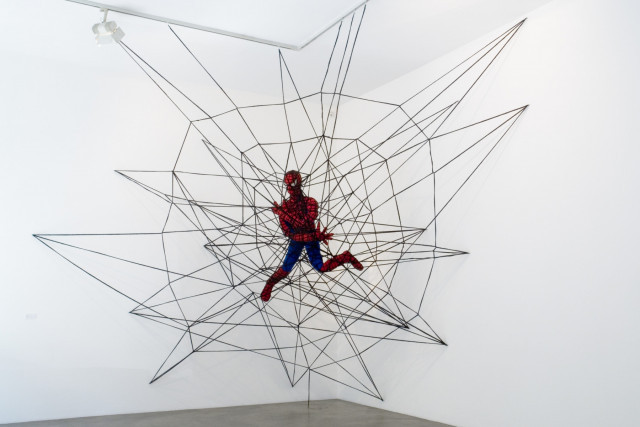 Foto: Patricia Waller o.T. (Spiderman), 2010 Wolle, Füllwatte, Stoff; Häkelarbeit ca. 390 x 440 x 200 cm © Patricia Waller und VG-Bildkunst Bonn, 2024 Courtesy Galerie Deschler, Berlin